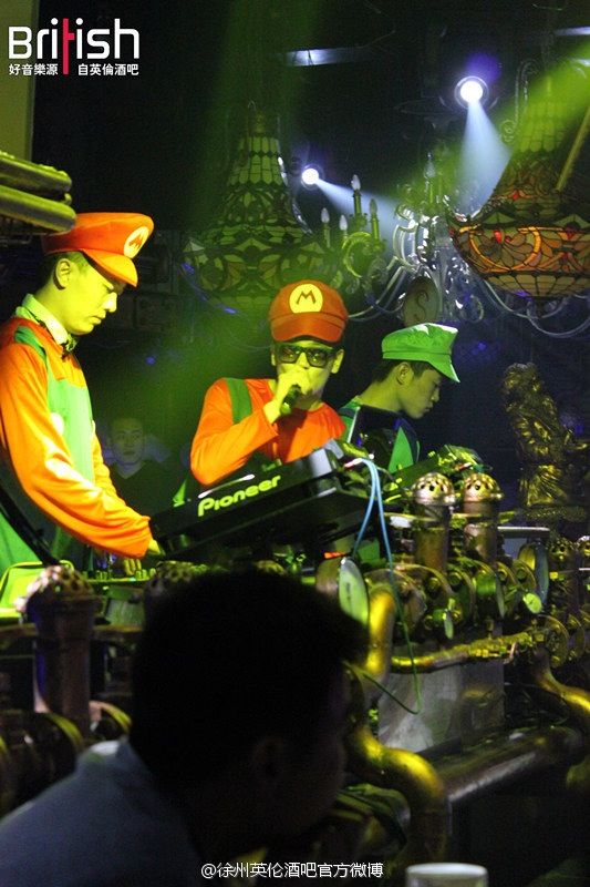 男人的泪在角落的主播照片