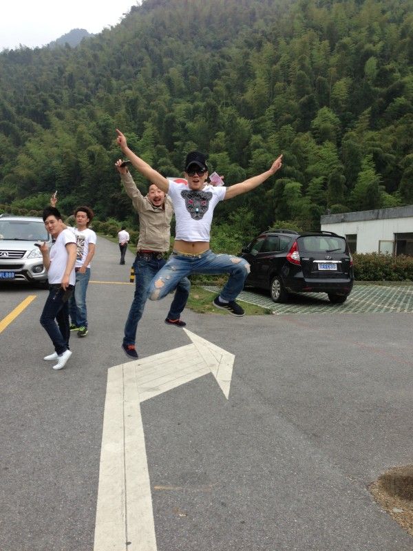 男人的泪在角落的主播照片