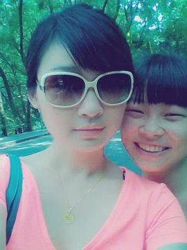 亮月亮主播照片