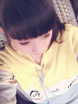 艺校小美主播照片