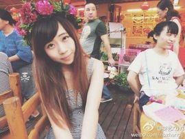 向日葵下的小花花儿主播照片