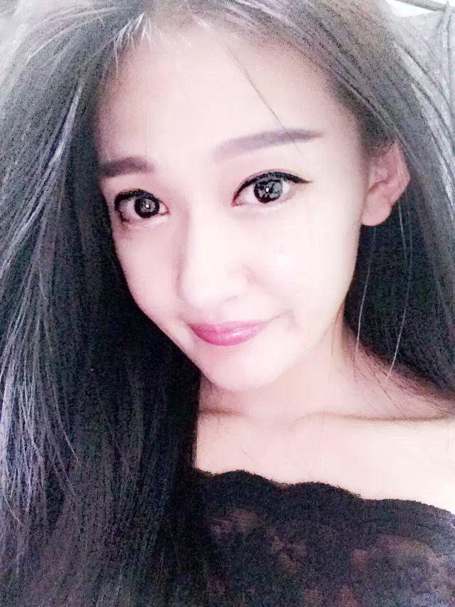 我们家妞子的主播照片