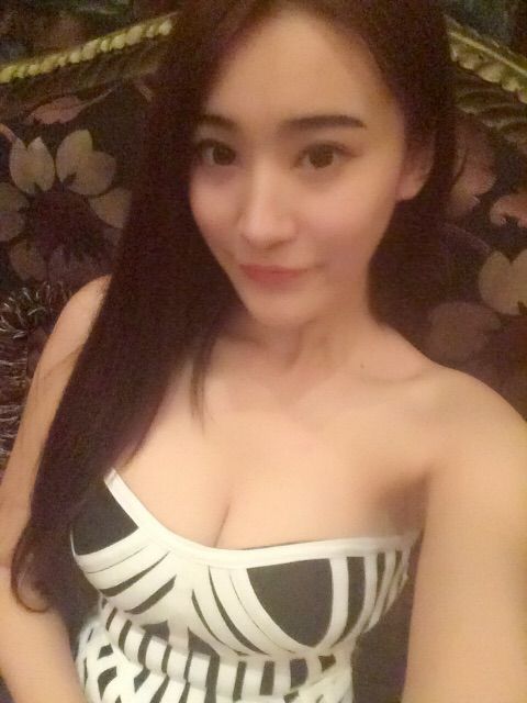 白妹yiiiღ主播照片