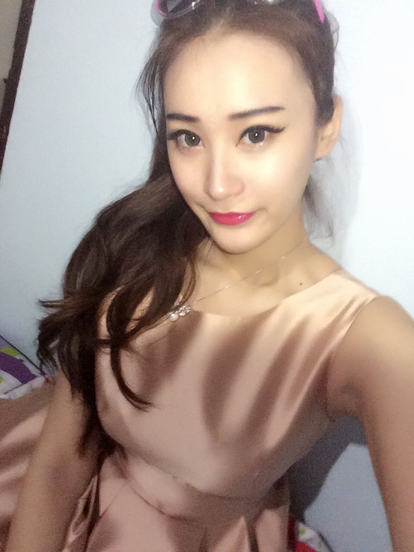 白妹yiiiღ主播照片