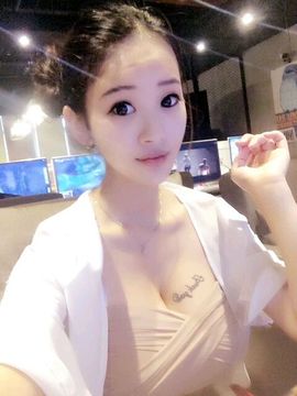 情圣看长发气质美女主播照片