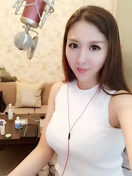 小模特路路主播照片