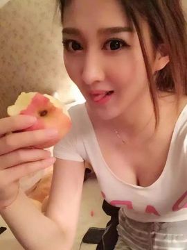 小模特路路主播照片