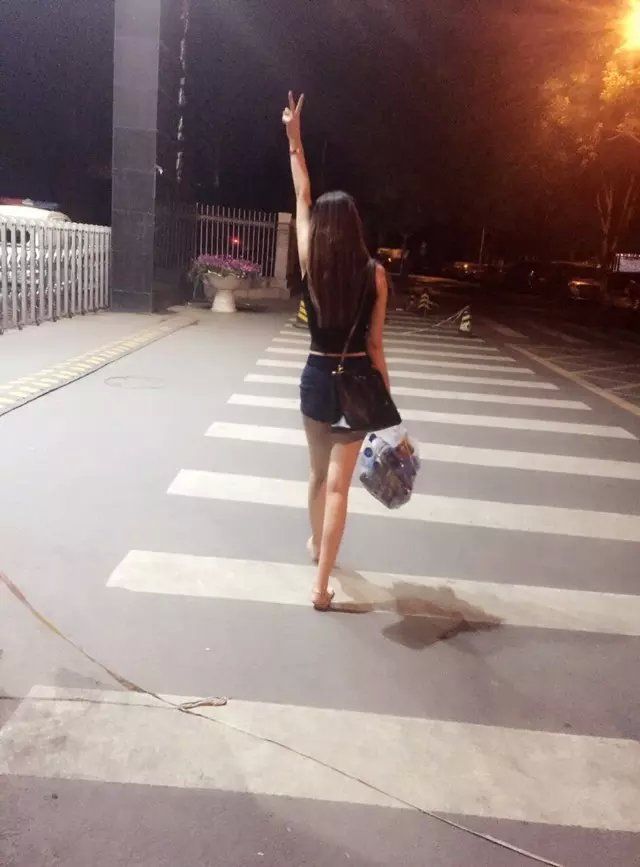 小模特路路的主播照片