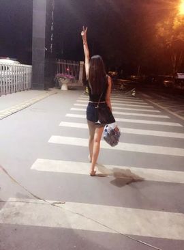小模特路路主播照片