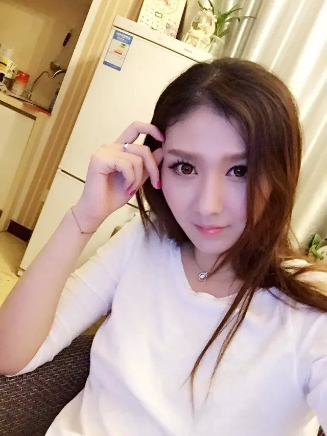 小模特路路的主播照片
