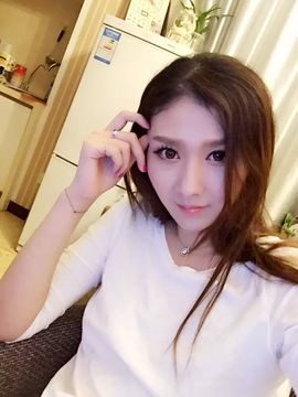 小模特路路主播照片