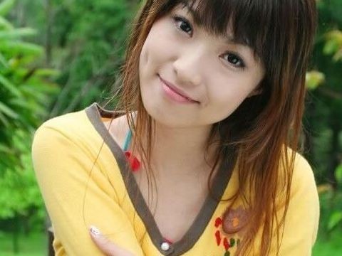 安静唱歌的拽小妞海报