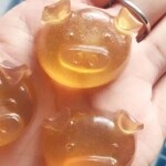 骑着跑猪闯天下。