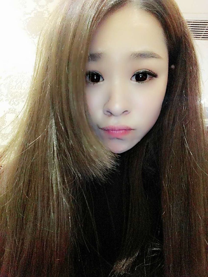 笑笑保持微笑的主播照片