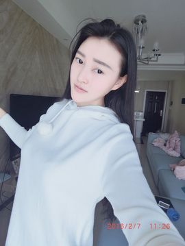 雨墨家族艾油主播照片