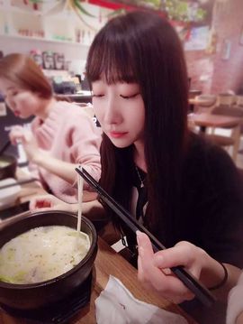 两个长得一样的猴子主播照片