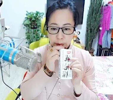 魅力女人唱民歌的图片