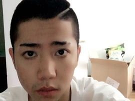 扯着嗓子唱着歌主播照片