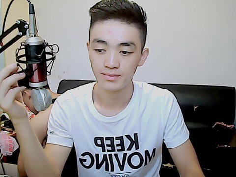⊱♔⊰小易海报