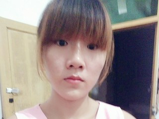 妞不美，但开心的主播照片