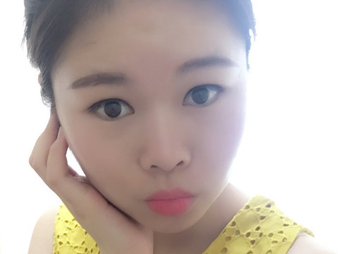💋关馨儿。海报