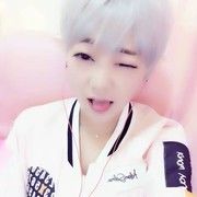 人丑靠墙走