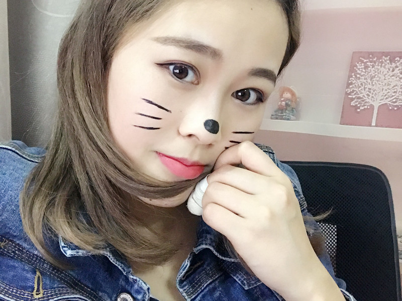 开心的飞起的主播海报