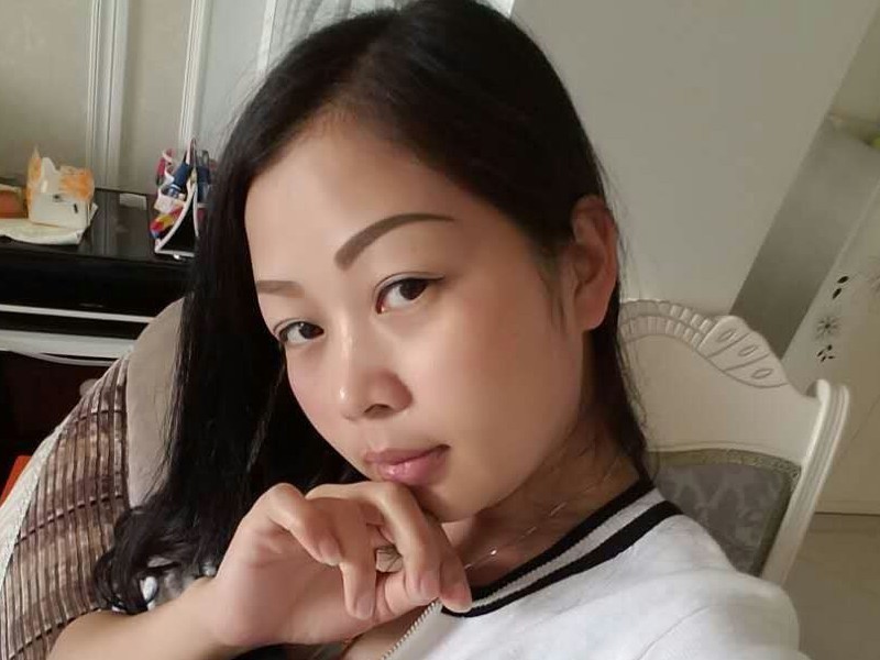翡翠文玩直播间的主播海报