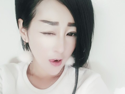 莉莉想升冠😘海报