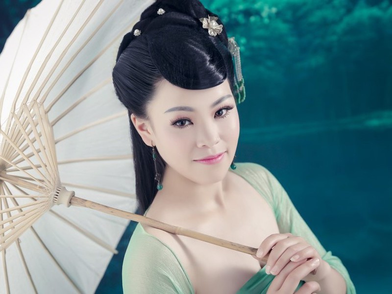 颜不忘初心的主播海报