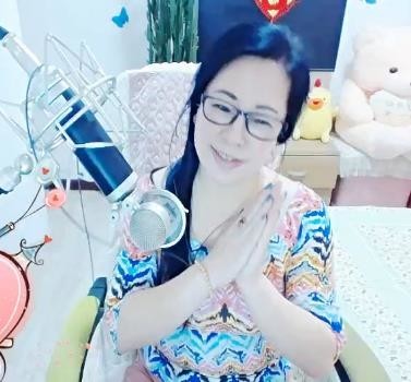 魅力女人唱民歌的图片