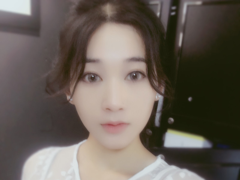 元气少女何怼怼的主播海报