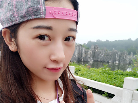 👄👄妮子很甜海报