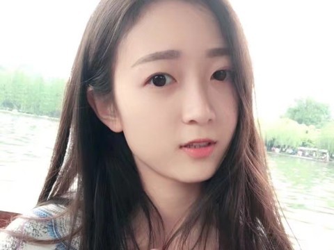 吐舌头的小妖精👻海报