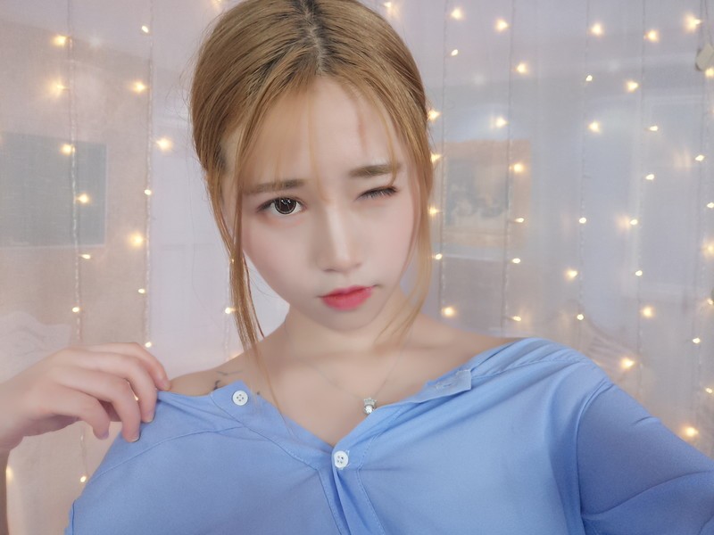 丑露露露露露的主播海报