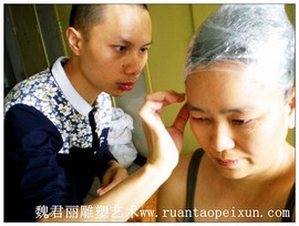 魏君丽雕像艺术主播照片
