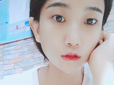 🙈`黄小言.海报