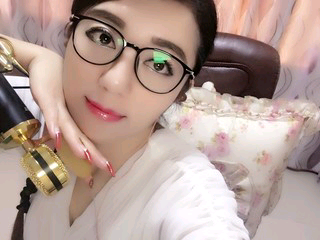 坐看美女播的主播照片