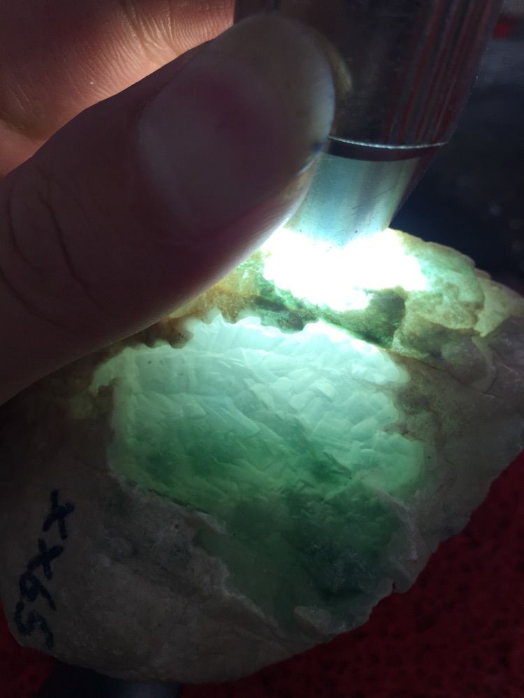郑氏翡翠原石的主播照片