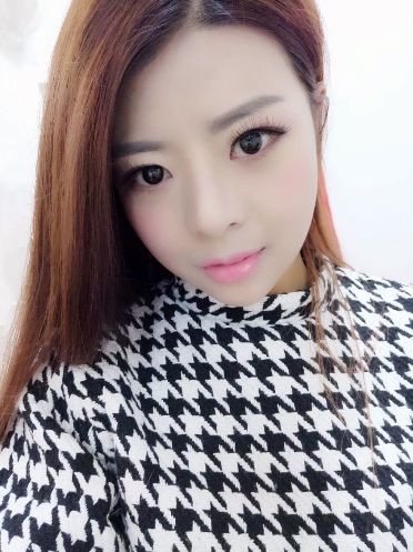 撒粮食的主播照片