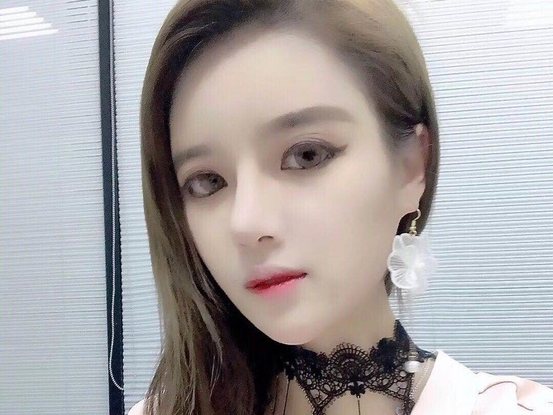靠拖鞋上砖的主播静的主播海报