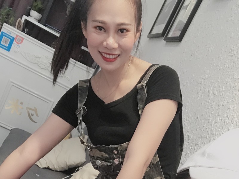 飞飞纹绣纹眉美甲师的主播海报