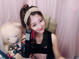 热到解衣的主播照片