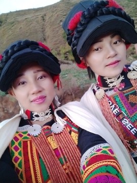 凉山彝妹主播照片