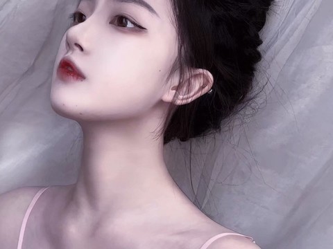 娇唇🌙全能女神海报