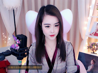 轻抚琴的主播照片