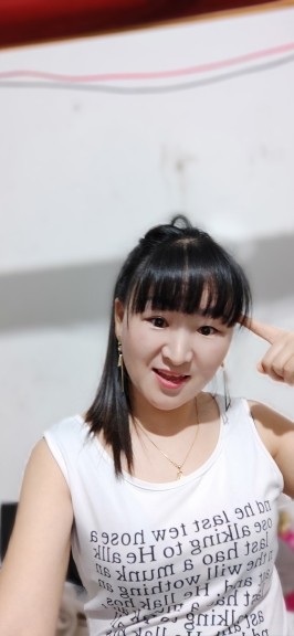新人小杨的主播照片
