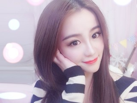 美女叫我隔壁的主播照片