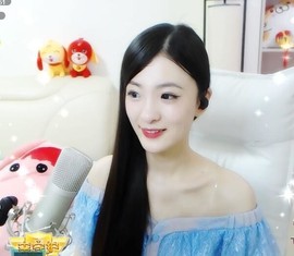 打瞌睡的扇子主播照片