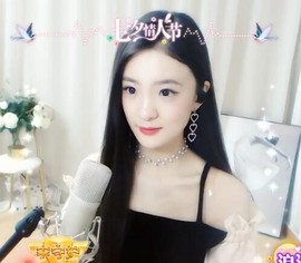 打瞌睡的扇子主播照片